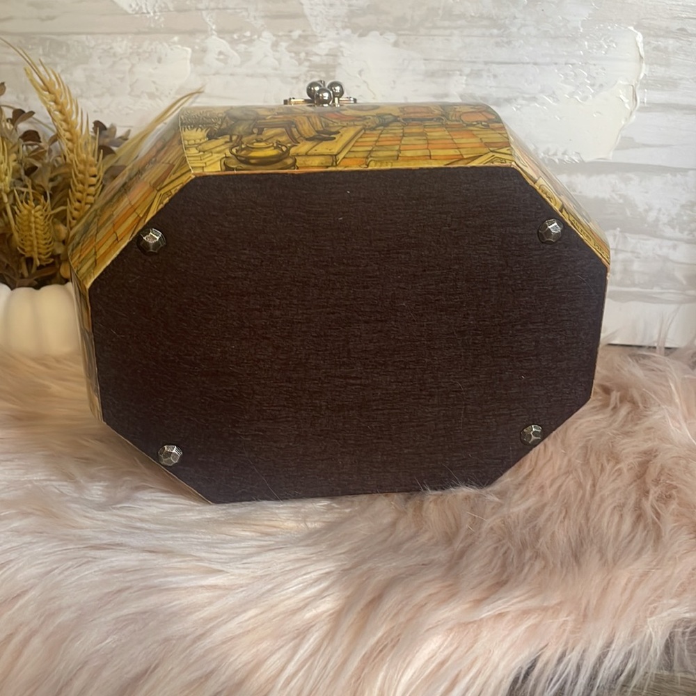 Vintage 1970’s Dutch Anton Pieck Decoupage Octagon Wooden Purse, Bakelite Handle - Picture 4 of 10